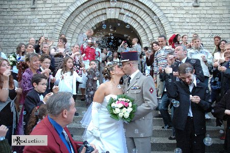 photo mariage baiser sortie église